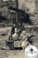 Donne attorno alla croce nel borgo di Montecuccolo. Primi anni '50