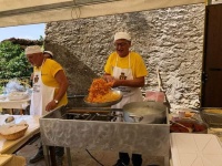 Lo staff della cucina della Parrocchia di Montecuccolo